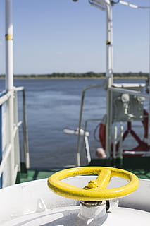 Schiff, Technologie, Wasser, Stiefel, Fähre, Deck, an Deck, am Bord, Schiffsdeck, Transport, Versand, am See, Fokus auf den Vordergrund, keine Leute, Tag, Meer, Tabelle, Geländer, Natur, Gelb, Nahansicht, draußen, klarer Himmel, Essen und Trinken, Metall, Himmel, Sonnenlicht, Wasserfahrzeug, 5K, CC0, gemeinfrei, lizenzfrei