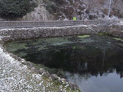 Quelle, Karstquelle, Frühling, Huerbtopf, hürben, Wasser, Ursprung, Fluss, Rosswedde, hoher Felsen, Reflexion, keine Leute, Natur, draußen, Tag, Verbindung, Baum, gebaute Struktur, Brücke, Pflanze, Brücke - künstliche Struktur, die Architektur, Transport, Schönheit in der Natur, Ruhe, Ufergegend, Nicht-städtische Szene, 4K, CC0, gemeinfrei, lizenzfrei