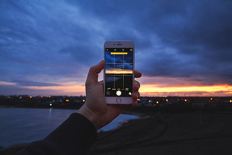 mand fotograf, ved brug af, mobil, iPhone smartphone kamera, solnedgang, mand, fotograf, iphone, smartphone, kamera, teknologi, telefon, herrer, menneskelig hånd, kamera - fotografisk udstyr, mennesker, udstyr, sky - himmel, himmel, meddelelse, skumring, bedrift, trådløs teknologi, smart telefon, bærbar informationsenhed, mobiltelefon, fotografering temaer, fotografere, hånd, forbindelse, aktivitet, vand, billedbeskeder, natur, arkitektur, udendørs, 4K