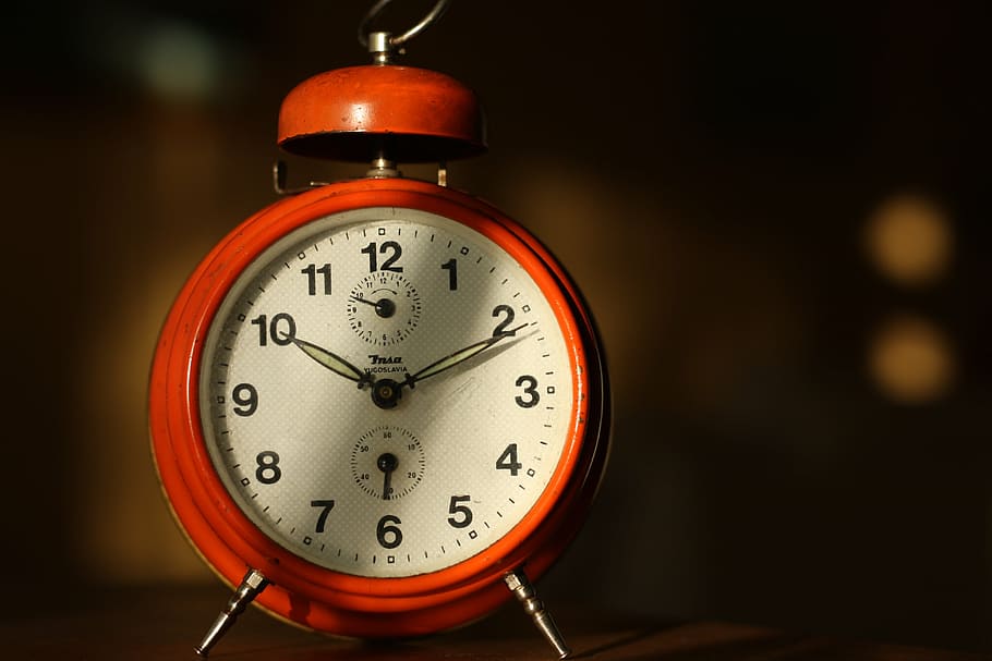 10:11, rellotge, vell, temps, antiguitat, vintage, veure, envellit, retro, minuts, segon, hores, despertador, passat de moda, estil retro, material de fusta, Nadal, centrar-se en primer pla, primer pla, cap gent, a l'interior, rellotge de mà, nombre, sol objecte, vermell, Minuta, nit, metall, data límit, natura morta, taula, 4K
