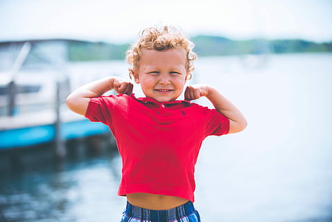 niño, vistiendo, granate, camisa polo, cuerpo, agua, tiempo de día, cuerpo de agua, al aire libre, gente, una persona, muchachos, etnia caucásica, infancia, divertido, estilos de vida, alegre, linda, felicidad, verano, sonriente, lago, imagen en color, retrato, mirando a la cámara, vista frontal, emoción, actividad de ocio, cintura para arriba, descendencia, pelo, machos, día, ropa casual, brazo humano, brazos levantados, inocencia, 5K