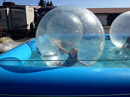 balon, echitabil, apă, distracţie, copii, parc acvatic, piscina, o persoana, oameni, albastru, lovitură de cap, oameni adevărați, natură, transparent, zi, Activitatea de agrement, gonflabile, sferă, piscină, vedere din față, portret, înot, stiluri de viață, în aer liber, lumina soarelui, 1080P, CC0, domeniu public, fără drepturi de autor