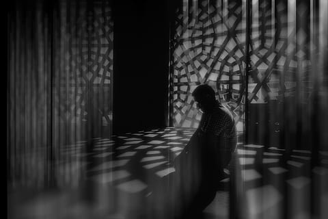 cami, preghiera, cami, preghiera, una persona, ombra, in casa, persone reali, solo una donna, giorno, attività di svago, donne, in piedi, stili di vita, a piedi, adulto, tenda, modello, retrovisore, messa a fuoco selettiva, luce del sole, architettura, finestra, 4K, CC0, dominio pubblico, privo di copyright