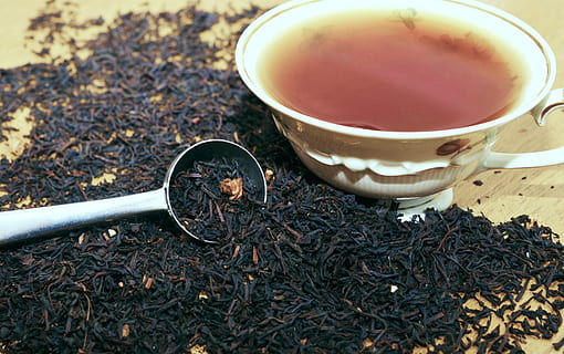 Weiß, Keramik, Teetasse, neben, grau, Scoop, Früchtetee, Granulat, aromatisch, Trockenobst, Tasse, Teegranulat, Getränk, Vorbereitung, Hitze - Temperatur, Tee - heißes Getränk, Lebensmittel, Essen und Trinken, Erfrischung, Becher, Kaffee, heisses Getränk, keine Leute, Kaffee trinken, High Angle View, Nahansicht, Frische, Stillleben, Kaffeetasse, Löffel, Küchenutensilien, Tee, Tag, Geschirr, Koffein, 4K, CC0, gemeinfrei, lizenzfrei