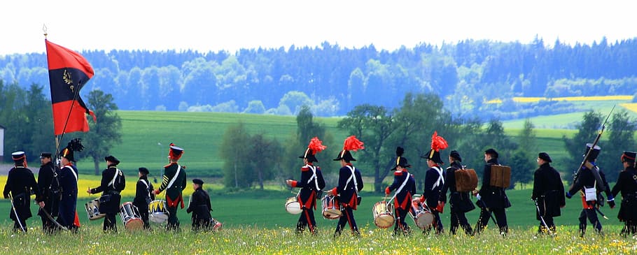 guerra, Napoleó, bandera, planta, herba, grup de persones, camp, persones reals, color verd, naturalesa, esport, terra, multitud, gran grup de persones, dia, arbre, el patriotisme, panoràmica, cel, a l'aire lliure, homes, govern, uniforme, 2K