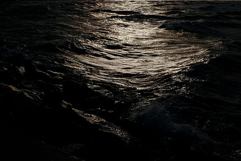 dunkles Wasser, abstrakt, Meer, Natur, Wasser, Welle, Hintergründe, dunkel, welligkeit, keine Leute, Wasseroberfläche, Nahansicht, Schönheit in der Natur, Ruhe, Vollbild, Bewegung, draußen, Rock, High Angle View, Tag, Rock - Objekt, Ufergegend, Szenen - Natur, Muster, solide, Kraft in der Natur, 4K, CC0, gemeinfrei, lizenzfrei