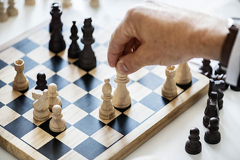 persoană, in miscare, alb, piesă de șah, joc, jocuri de agrement, şah, joc de masă, strategie, Activitatea de agrement, relaxare, tabla de șah, mână, arta culturii și divertismentului, pion - piesa de sah, umană, a închide, partea corpului uman, în interior, culoare neagră, oameni, modelul verificat, vedere în unghi mare, regina - piesa de sah, rege - piesa de șah, contemplare, cavaler - piesa de sah, 1080P, CC0, domeniu public, fără drepturi de autor