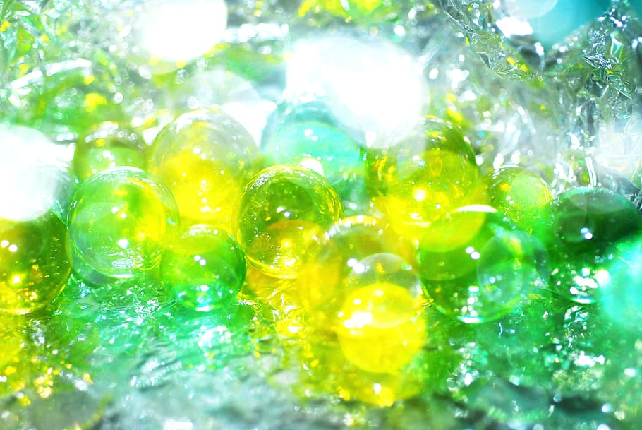 boles de marbre, marbre, pilotes, purpurina, material de fons, estrany, Bon Nadal, defocated, resum, fons, brillant, multicolor, patró, il·luminat, Nadal, groc, cercle, color vibrant, color verd, llum - fenomen natural, blau, decoració, cap gent, gran grup d'objectes, primer pla, enfocament selectiu, aigua, frescor, menjar i beguda, naturalesa, bombolla, marc complet, refresc, natura morta, transparent, tirar, a l'aire lliure, lluminós, 4K