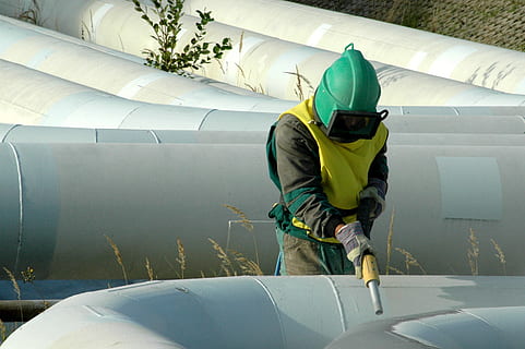 tuyau, protection, dynamitage, ouvrier, réparation, La peinture, une personne, casque, Seulment les adultes, un seul homme, couvre-chef, adulte, Vrais gens, Hommes, Occupation, transport, Vêtements, mode de transport, journée, Activité de loisir, Sécurité, modes de vie, la nature, véhicule terrestre, en plein air, hiver, capuche - vêtements, 2K, CC0, domaine public, libre de droits