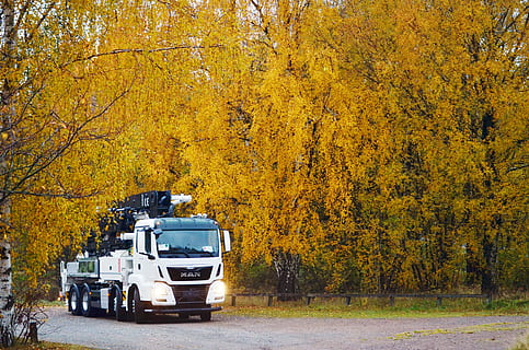 čerpadlo, beton, stroj, stavět, postavit, technologie, junjin, muž, kamionu, přeprava, venku, Příroda, silnice, strom, auto, pozemního vozidla, podzim, les, žlutá, den, způsob dopravy, změna, rostlina, oranžová barva, přistát, krása v přírodě, nikdo, motorové vozidlo, růst, na cestách, podzimní kolekce, 4K, CC0, veřejná doména, bez autorských práv