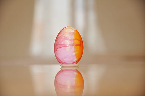 Pasqua, ou, ous de Pasqua, pintar ous, menjar, a l'interior, menjar i beguda, primer pla, centrar-se en primer pla, cap gent, frescor, reflexió, alimentació saludable, sol objecte, natura morta, benestar, color taronja, taula, material de fusta, dia, tir de l'estudi, 4K, CC0, domini públic, lliure de regalies