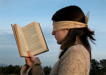 Kadın, giyme, beyaz, körü körüne, tutma, kitap, gündüz, okumak, okuma, okuyucu, Eğitim, kütüphane, kız, kitaplar, Edebiyat, okur yazarlık, KADIN, insanlar, açık havada, bir kişi, kafadan vuruş, genç yetişkin, portre, yandan görünüş, Giyim, yetişkin, saç modeli, uzun saç, genç kadınlar, saç, gökyüzü, günlük kıyafet, kahverengi saç, gerçek insanlar, doğa, profil görünümü, güzel kadın, rüzgar, 2K, CC0, kamu malı, telif ücretsiz