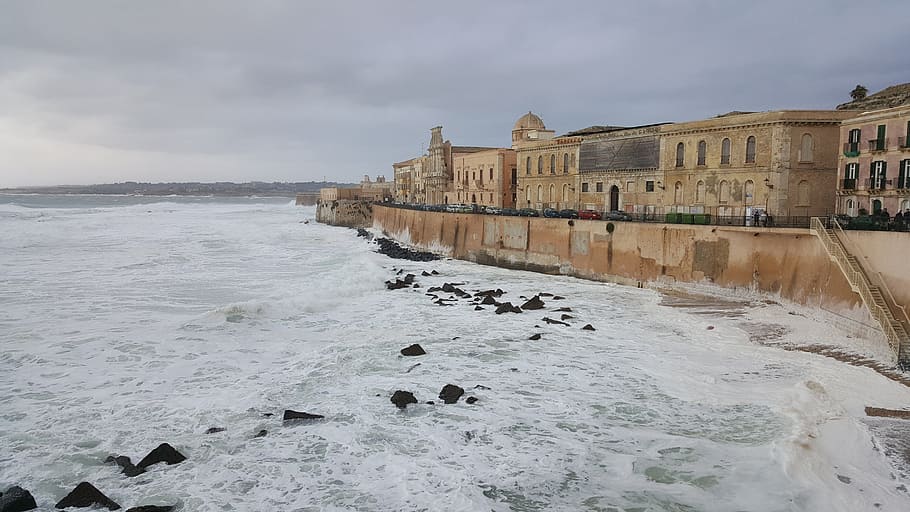 syracuse, sicilia, mar, ones, siracusa, Sicília, mar, onades, tempesta de mar, esprai, aigua, Itàlia, llocs de viatges, europa, platja, arquitectura, cel, exterior de l'edifici, estructura construïda, núvol - cel, naturalesa, terra, edifici, viatjar, núvol, destinacions de viatge, dia, a l'aire lliure, onada, cap gent, 5K