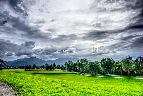 Landschaft, Wolken, Himmel, Wiese, Gras, Berge, Chiemgau, Chiemsee, dunkle Wolken, Natur, Bäume, Stimmung, Theater, hdr, Hoher dynamischer Bereich, Kontrast, wolke - himmel, Umgebung, Pflanze, Schönheit in der Natur, grüne Farbe, Ruhe, Land, Feld, ruhige Szene, Szenen - Natur, Baum, ländliche Szene, keine Leute, Sturm, bedeckt, draußen, bedrohlich, 5K, CC0, gemeinfrei, lizenzfrei