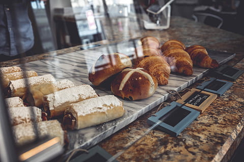 wienerbrød, display tæller, brød, inde, bageri, sag, dessert, cafe, kage, glæde, Brun, te, kaffe, sulten, farve, butik, pulver, carb, mad og drikke, mad, friskhed, bagt, stilleben, fransk mad, croissant, ingen mennesker, klar til at spise, bord, tæt på, indendørs, bolle, selektiv fokusering, måltid, dag, morgenmad, bagt konditorivarer, snack, bakke, slankekure, 5K, CC0, offentligt domæne, royaltyfrie