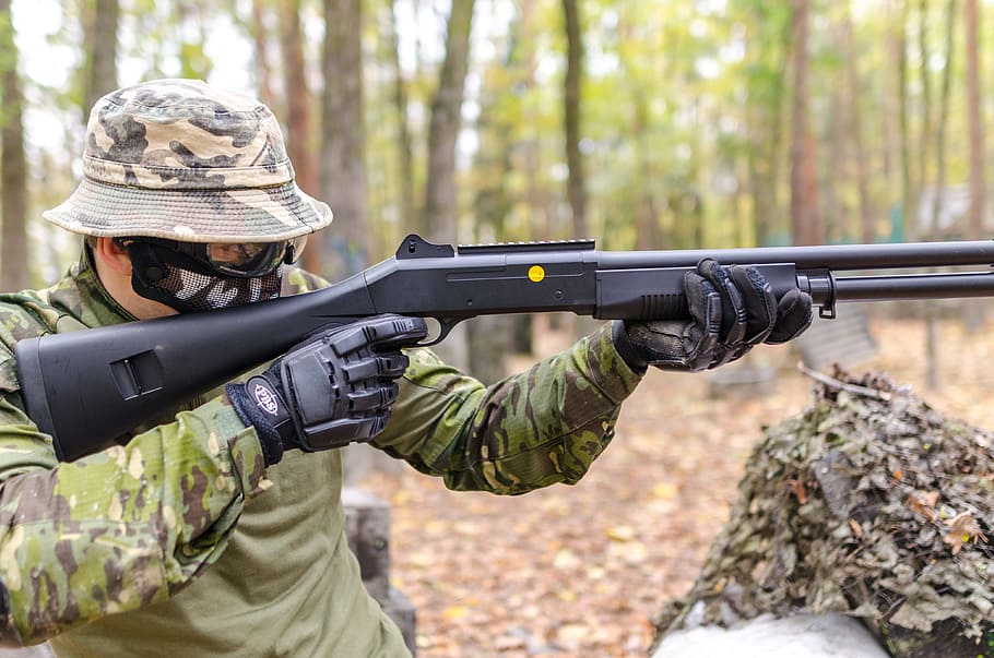 persona, detenzione, nero, pompa, fucile da caccia, azione, mirando, airsoft, armato, attacco, battaglia, camuffare, capi di abbigliamento, combattere, difesa, gioco, guardia, pistola, maschio, uomo, protezione, sicurezza, soldato, bersaglio, formazione, uniforme, arma, fucile, una persona, tiro a segno, sparando un'arma, abbigliamento mimetico, militare, albero, esercito, foresta, terra, adulto, forze armate, giorno, governo, all'aperto, 4K