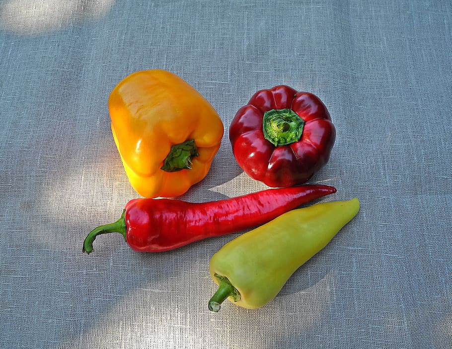 pepř, zelenina, Červené, žlutá, jídlo, rostlina, čerstvý, biozeleniny, chemikálie-, vegetariánský, zdravý, zeleniny, jídlo a pití, svěžest, blahobyt, Zdravé stravování, paprika, stálý život, uvnitř, koření, nikdo, chilli papričky, stůl, vysoký úhel pohledu, červená paprika, detail, syrové potraviny, červené chilli papričky, 2K