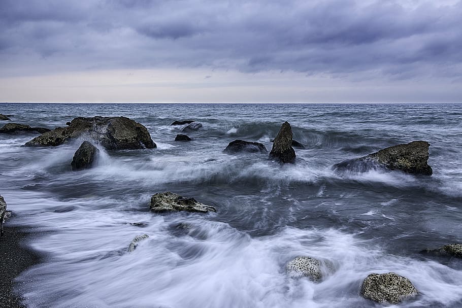 overskyet himmel, ocean, klippe, klipper, hav, marinemaleri, kysten, storm, surf, vand, bølger, natur, bølge, strand, rock-objekt, kystlinje, landskab, scenics, himmel, sky - himmel, blå, bevægelse, solid, skønhed i naturen, scenics - natur, lang eksponering, horisont, jord, horisont over vand, sport, sløret bevægelse, udendørs, ingen mennesker, 4K