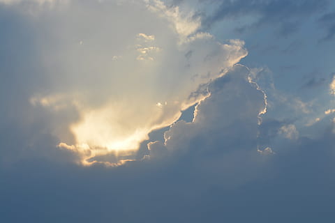 lumina soarelui, pătrunzător, nori, nor, cloudformation, thundercloud, furtună, cer, albastru, atmosfera, alb, razele, cumulus nori, dispozitie, rază de soare, natură, cerul de seară, forme de nori, vreme, Cloudscape, dramatic, dramă, odihnă, nor - cer, nici o persoana, numai cerul, fundaluri, frumusețe în natură, liniște, vedere unghiulară joasă, scenice - natura, o scenă liniștită, în aer liber, zi, idilic, dramatic cer, maiestuos, meteorologie, 5K, CC0, domeniu public, fără drepturi de autor