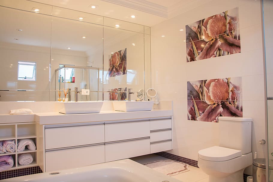 foto, blanc, bany, conjunt, casa, mirall, luxe, bany domèstic, modern, a l'interior, interior de casa, elegància, habitació domèstica, cap gent, mobles, riquesa, equips d’il·luminació, sòls, taula, absència, il·luminat, equipament per a la llar, interior de l'aparador, seient, sòl de rajoles, sostre, 1080P