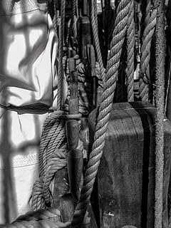 aparejo, cuerda, paño, fuerza, atado, nadie, de cerca, día, conexión, nudo atado, metal, centrarse en primer plano, modelo, retorcido, al aire libre, detalle, texturizado, la seguridad, fotograma completo, antecedentes, colgando, trenzado, poste de madera, enredado, 4K, CC0, dominio público, libre de derechos