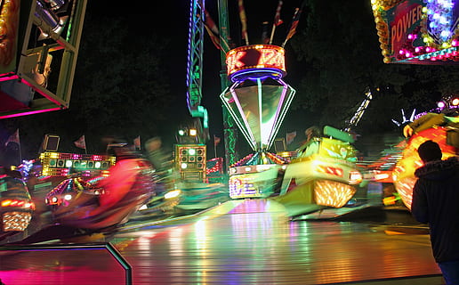 fête foraine, fête, soir, carrousel, divertissement, atmosphère, nuit, illuminé, réflexion, parc d'attractions, grande roue, eau, tour de parc d'attractions, culture artistique et divertissement, mouvement, multi couleur, mouvement flou, Activité de loisir, Vrais gens, balançoire à chaîne, matériel d'éclairage, femmes, en plein air, modes de vie, personnes accessoires, architecture, enfance, structure construite, champ de foire, 5K