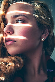 biondo, donna dai capelli, rosso, nero, cappotto, donna in rosso, rosso e nero, cappotto nero, donne, bellezza, volto umano, bellissimo, femmine, moda, persone, giovane adulto, etnia caucasica, ritratto, sensualità, modella, acconciatura, una persona, adulto, Capello umano, fascino, eleganza, avvicinamento, solo donne, solo una donna, bella donna, solo una giovane donna, colpo alla testa, persone reali, giovani donne, stili di vita, attività di svago, capelli, guardando lontano, in casa, analizzare, cercare, guardare, parte del corpo, 4K, CC0, dominio pubblico, privo di copyright