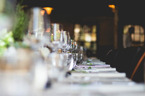 fokuseret, Foto, vinglas, foret, bord, selektiv, fokus fotografering, vin briller bord arrangement, glas, restaurant, bordindstilling, serviet, spisning, service, gla, fest, bryllup, parti, selektiv fokusering, i en række, mad og drikke, arrangement, forretning, indendørs, ingen mennesker, bestille, drikkeglas, flaske, stor gruppe af objekter, sted indstilling, husholdningsudstyr, drikke, glas - materiale, indstilling, luksus, porcelæn, aftensmad, 4K, CC0, offentligt domæne, royaltyfrie