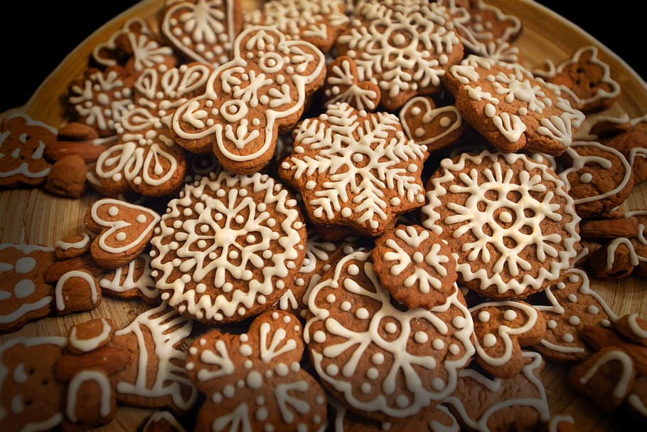bagt cookie parti, kager, helligdage, ingefær, bagt, mad, mad og drikke, cookie, sødt mad, fest, indendørs, stor gruppe af objekter, friskhed, sød, ingen mennesker, tæt på, overbærenhed, fristelse, jul, ferie, dessert, valg, snack, glasur, peberkager, bakke, 5K