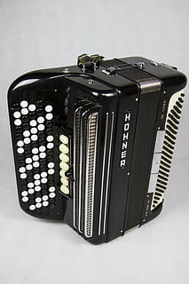 Mundharmonika, Fall, Instrument, alt, Volk, traditionell, Land musik, drinnen, Akkordeon, Studioaufnahme, Fotografie-Themen, Technologie, einzelnes Objekt, keine Leute, Fotoausrüstung, weißer Hintergrund, Kunst, Kultur und Unterhaltung, Nahansicht, Kamera - Fotoausrüstung, Stillleben, Musik-, Kommunikation, Retro-Stil, Musikinstrument, Reise, kabellose Technologie, ausgeschnitten, Digitalkamera, schwarzer Hintergrund, elektrische Ausrüstung, 5K, CC0, gemeinfrei, lizenzfrei