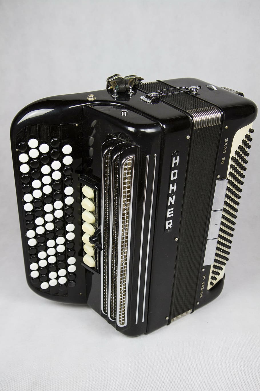 harmònica, cas, instrument, vell, folk, tradicional, música country, a l'interior, acordió, tir de l'estudi, temes de fotografia, tecnologia, sol objecte, cap gent, equip fotogràfic, fons blanc, cultura i entreteniment artístic, primer pla, càmera - equip fotogràfic, natura morta, música, comunicació, estil retro, instrument musical, viatjar, tecnologia sense fils, tallar, càmera digital, fons negre, equipament elèctric, 5K