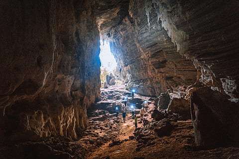 grup, gent, anar, cova, persones a la cova, jungla, naturalesa, cova gran, explorador, rock, rock - object, formació de roca, sòlid, geologia, geografia física, bellesa a la natura, cap gent, estalactita, a l'interior, tranquil·litat, escena no urbana, destinacions de viatge, dia, il·luminat, llum solar, vista d’angle baix, erosionat, 5K, CC0, domini públic, lliure de regalies