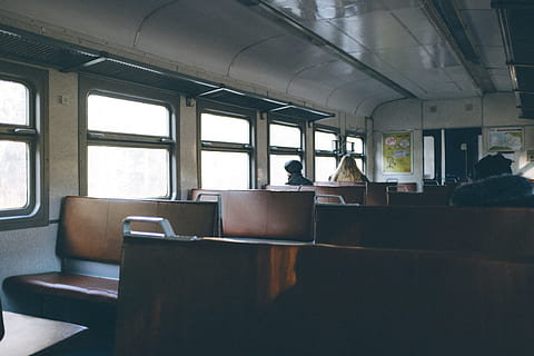 in elektrichka, elektrichka, altro, in casa, mezzi di trasporto, nessuno, finestra, sedile del veicolo, viaggio, vuoto, attività commerciale, giorno, posto a sedere, seduta, tavolo, uomini, persone, adulto, persone reali, sedia, ristorante, gruppo di persone, modo di trasporto, donne, persone accessorie, interno del veicolo, 4K, CC0, dominio pubblico, privo di copyright
