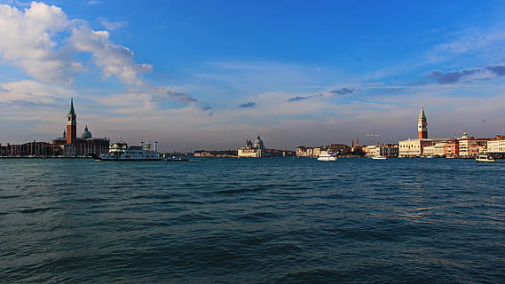 cancellato, sbagliato, una schifezza, architettura, esterno dell'edificio, struttura costruita, lungomare, acqua, luogo di culto, cielo, costruzione, nuvola - cielo, città, destinazioni di viaggio, viaggio, mezzi di trasporto, Torre, natura, nave nautica, mare, religione, turismo, paesaggio urbano, nessuno, all'aperto, canale, guglia, aereo passeggeri, 5K, CC0, dominio pubblico, privo di copyright