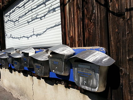 postkasse, stolpe, arkitektur, kunst, kunstnerisk, metal arbejde, hus facade, dag, post, ingen mennesker, udendørs, træ - materiale, bygget struktur, murbygningsfunktion, boks, stor gruppe af objekter, beholder, natur, stak, brev, overflod, meddelelse, bygning, 2K