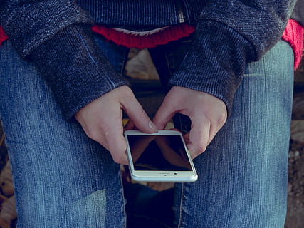person, innehav, silver iphone 6, dagtid, äpple, iphone, 6s, plus, mobil, kommunikation, skärm, modern, smartphone, anordning, elektronisk, digital, smart, visa, teknologi, Rör, ny, hand, vit, tablett, Apple dator, ung, man, människor, kille, livsstil, studerande, attraktiv, höst, Sol, utomhus-, solig, gul, parkera, falla, natur, kvinna, flicka, lady, rena, trådlös teknik, en person, mänsklig hand, förbindelse, riktiga människor, vardaglig klädsel, pekskärm, mänsklig kroppsdel, midsection, fritidsaktivitet, bärbar informationsanordning, livsstilar, digital tablett, smart telefon, jeans, finger, 4K, CC0, offentligt domän, royaltyfria