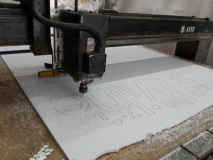cnc, incisione, macchina, tecnologia, industriale, taglio, acciaio, macchinario, attrezzature di produzione, industria, metallo, attrezzatura, nessuno, testo, parte della macchina, avvicinamento, architettura, fabbrica, in casa, arte e artigianato, vista dall'alto, giorno, comunicazione, creatività, natura, 4K, CC0, dominio pubblico, privo di copyright