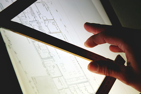 Person, die Lineal berührt, Zeichnung, Architekt, Designer, planen, Bauplan, Design, Tabelle, Leuchttisch, Hand, Beruf, Grundeigentum, Geschäft, Grafik, grafisch, Druck, Schatten, Silhouette, menschliche Hand, menschliches Körperteil, Musik-, drinnen, halten, Musik Note, eine Person, Nahansicht, Menschen, Erwachsene, Finger, menschlicher Finger, Körperteil, Studioaufnahme, Papier-, High Angle View, Kunst, Kultur und Unterhaltung, Kommunikation, Männer, Richtigkeit, nicht erkennbare Person, Entwurf, 2K, CC0, gemeinfrei, lizenzfrei
