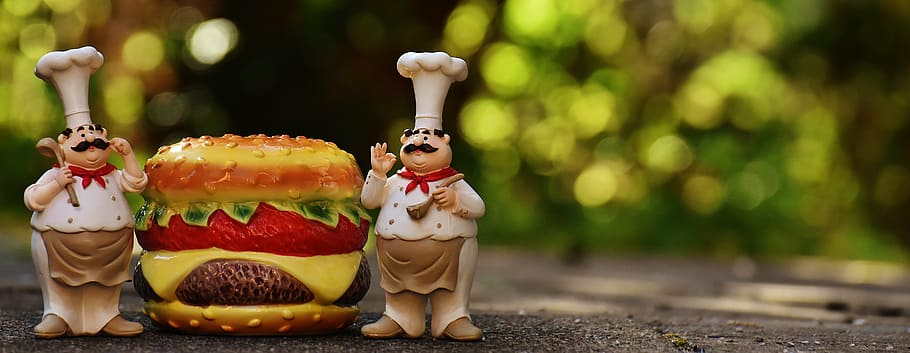 dva figurky šéfkuchaře, kuchaři, čísla, cheeseburger, hamburger, legrační, kuchařka, gastronomie, restaurace, jídlo, dezert, jídlo a pití, zaměřit se na popředí, oslava, zastoupení, tvořivost, lidské zastoupení, detail, figurka, den, umění a řemesla, lidé, venku, dětství, část lidského těla, selektivní zaměření, nezdravé stravování, svěžest, 5K