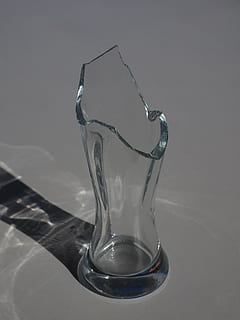 vidro, quebrado, apontou, afiado, cortar, quebra de vidro, tiro do estúdio, fechar-se, dentro de casa, ninguém, vidro - material, ainda vida, mesa, transparente, copo de bebida, fundo cinza, cinzento, equipamento doméstico, agua, natureza, movimento, fundo branco, comida e bebida, derramando, fotografia de alta velocidade, louças, 4K, CC0, domínio público, royalty free
