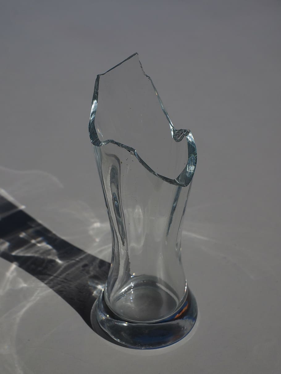 glas, gået i stykker, spidst, skarp, skære, glasbrud, studio skud, tæt på, indendørs, ingen mennesker, glas - materiale, stilleben, bord, gennemsigtig, drikkeglas, grå baggrund, grå, husholdningsudstyr, vand, natur, bevægelse, hvid baggrund, mad og drikke, spilde, højhastighedsfotografering, porcelæn, 4K