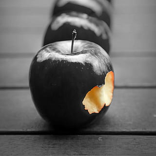 Nahaufnahmefoto, schwarz, Apfelfrucht, Boden, Apfel, Obst, beißen, gesund, köstlich, Lebensmittel, Früchte, Essen und Trinken, gesundes Essen, Frische, Wohlbefinden, drinnen, Nahansicht, Tabelle, Holz - Material, orange Farbe, keine Leute, Stillleben, Fokus auf den Vordergrund, einzelnes Objekt, Orangenfrucht, reif, Gemüse, Orange, Rohkost, 1080P, CC0, gemeinfrei, lizenzfrei