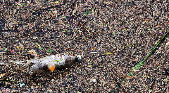 Plastflaske, mudret, jord, flaske, spild, forurening, affald, kuld, torn i øjet, kasseret, plast, genbruge, problem, vraggods, flyde, flydende, miljø, miljømæssige, øko, nedbryde, nedbrydelig, biologisk nedbrydeligt, hav, flod, bæk, drikke, drik, beholder, emballage, forurene, bæredygtighed, uholdbar, økosystem, uansvarlig, tankeløs, forbrug, rod, koks, cola, dag, natur, miljøspørgsmål, forladt, ingen mennesker, høj vinkel visning, Mark, udendørs, miljøskader, beskadiget, vandforurening, forældet, rodet, kan, 4K, CC0, offentligt domæne, royaltyfrie