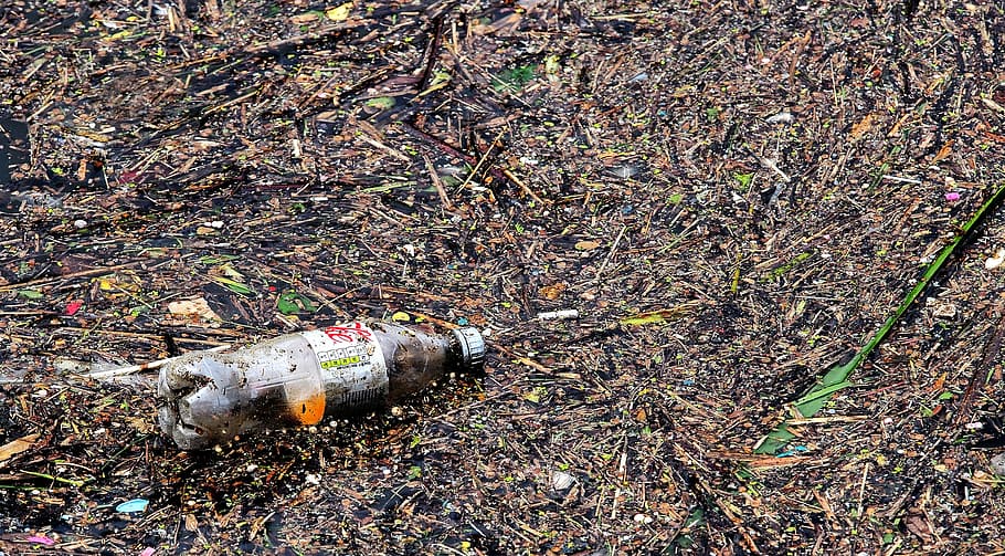 ampolla de plàstic, fangós, sòl, ampolla, malbaratament, Pol · lució, escombraries, ulleres, descartat, plàstic, reciclar, problema, flotsam, flotar, flotant, medi ambient, ambiental, eco, degradé, degradable, biodegradable, mar, riu, rierol, beure, begudes, contenidor, envasos, contaminació, contaminar, sostenibilitat, insostenible, ecosistema, irresponsable, irreflexiu, consum, embolic, coque, cola, dia, naturalesa, qüestions ambientals, abandonat, terra, cap gent, vista d’angle alt, camp, a l'aire lliure, danys ambientals, espatllat, la contaminació de l'aigua, obsoleta, desordenat, llauna, 4K
