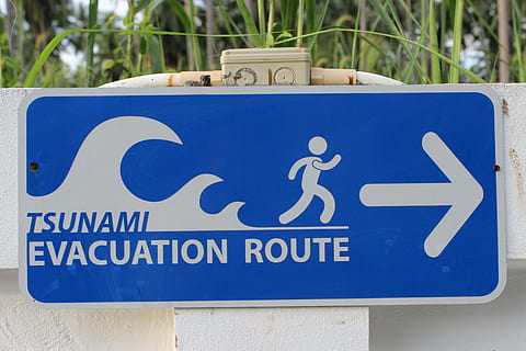 señalización de la ruta de evacuación del tsunami, proteger, caracteres, Nota, seguridad, tablero, símbolo, advierte niño, seguridad primero, información, señales, Por supuesto, Tailandia, tsunami, evakuieren, evakuierung, firmar, calle, al aire libre, silla de ruedas, día, diferentes habilidades, comunicación, de cerca, texto, azul, Acceso desactivado, representación, señal de discapacidad, señal de información, nadie, Equipo medico, dirección, representación humana, centrarse en primer plano, escritura occidental, estacionamiento, 5K, CC0, dominio público, libre de derechos