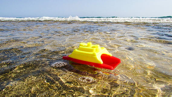 legetøj, plastik, strand, bobler, farverig, plast, strand, hav, sand, vand, natur, ingen mennesker, jord, gul, dag, skønhed i naturen, udendørs, sollys, oppustelige, bølge, himmel, ro, rolig scene, bevægelse, flyder på vandet, 4K, CC0, offentligt domæne, royaltyfrie