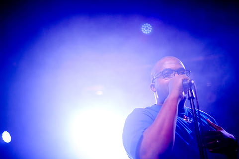 rapper, Apresentando-se ao vivo, desempenho, microfone, Preto, artista, rap, música, hip hop, Boate, atlanta, uma pessoa, noite, cultura artística e entretenimento, azul, adulto, músico, gozo, visão de baixo ângulo, homens, reflexo de lente, instrumento musical, céu, vida noturna, Tiros na Cabeça, jogando, habilidade, ao ar livre, palco, Festival de Música, festival, 4K, CC0, domínio público, royalty free