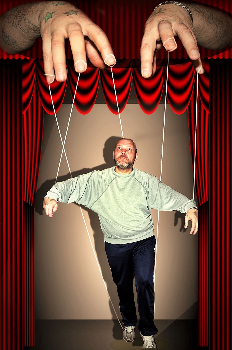 il·lustració de marioneta masculina, mans, home, etapa, presentació, mantenir, titella, titellaire, direcció, dirigir, homes, cortina, mascles, gent, una persona, escenari - espai de rendiment, rendiment, adult, ètnia caucàsica, vista frontal, a l'interior, persones reals, mirant la càmera, adult jove, emoció, roba casual, home jove, de peu, retrat, celebració, somrient, longitud completa, felicitat, braç humà, 4K