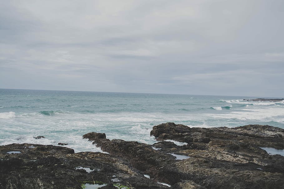 xoc, Riba, onades del mar, platja, negre, ennuvolat, gris, roques, mar, onades, naturalesa, línia de costa, escenics, rock - object, cap gent, paisatge, aigua, a l'aire lliure, onada, horitzó sobre l’aigua, bellesa a la natura, cel, horitzó, escenics - natura, terra, rock, núvol - cel, sòlid, moviment, tranquil·litat, escena tranquil·la, litoral rocós, 5K