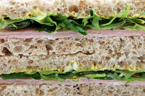 entrepà en capes, gana, pa, marró, bun, calories, restauració, cel·lulitis, colesterol, primer pla, cuina, dieta, sopar, menjar, ou, aptitud, decorar, bo, pernil, salut, saludable, famolenc, enciam, pèrdua, dinar, macro, maionesa, carn, mostassa, natural, nodrir, nutritiu, nutrició, restaurant, amanida, entrepà, prim, aprimament, berenar, pes, blanc, integral, menjar i beguda, alimentació saludable, frescor, benestar, vegetals, cap gent, llest per menjar, a l'interior, formatge, menjar ràpid, natura morta, producte diari, menjar grec, esmorzar, menjar francès, menjar vegetarià, 2K, CC0, domini públic, lliure de regalies